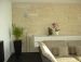 Wohnzimmer mit Natursteinwand und Sidebord